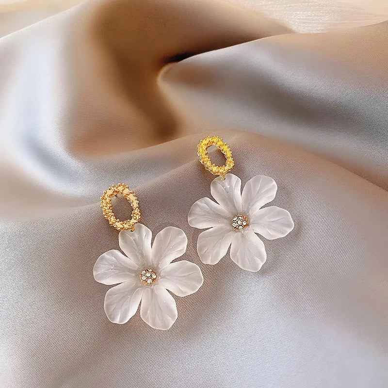 Boucles d'Oreilles Pendantes Fleur Blanche