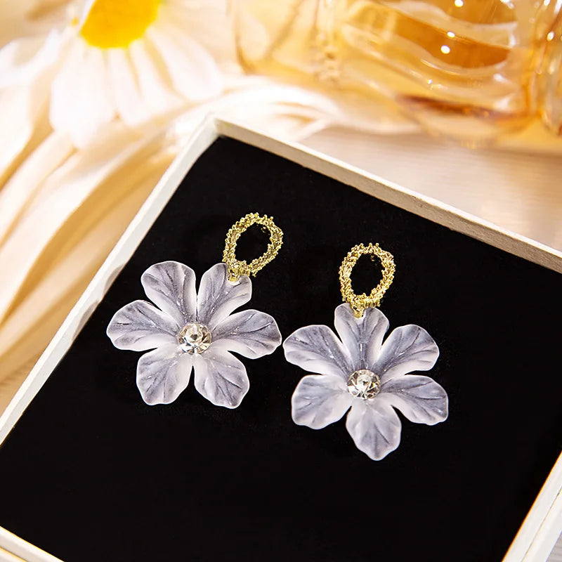 Boucles d'Oreilles Pendantes Fleur Blanche