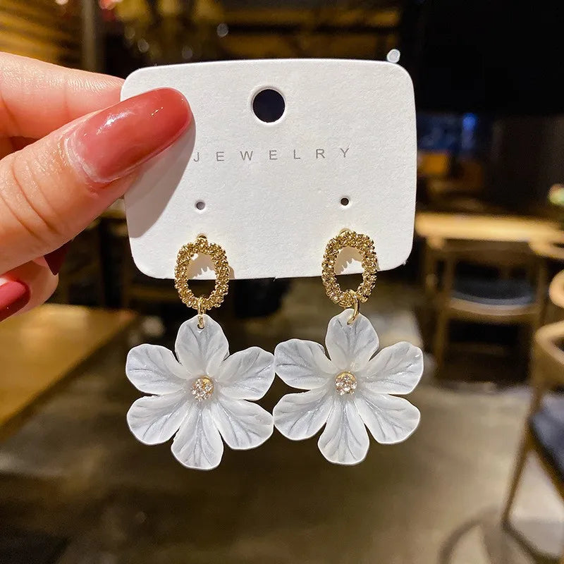 Boucles d'Oreilles Pendantes Fleur Blanche