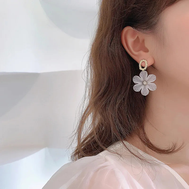 Boucles d'Oreilles Pendantes Fleur Blanche