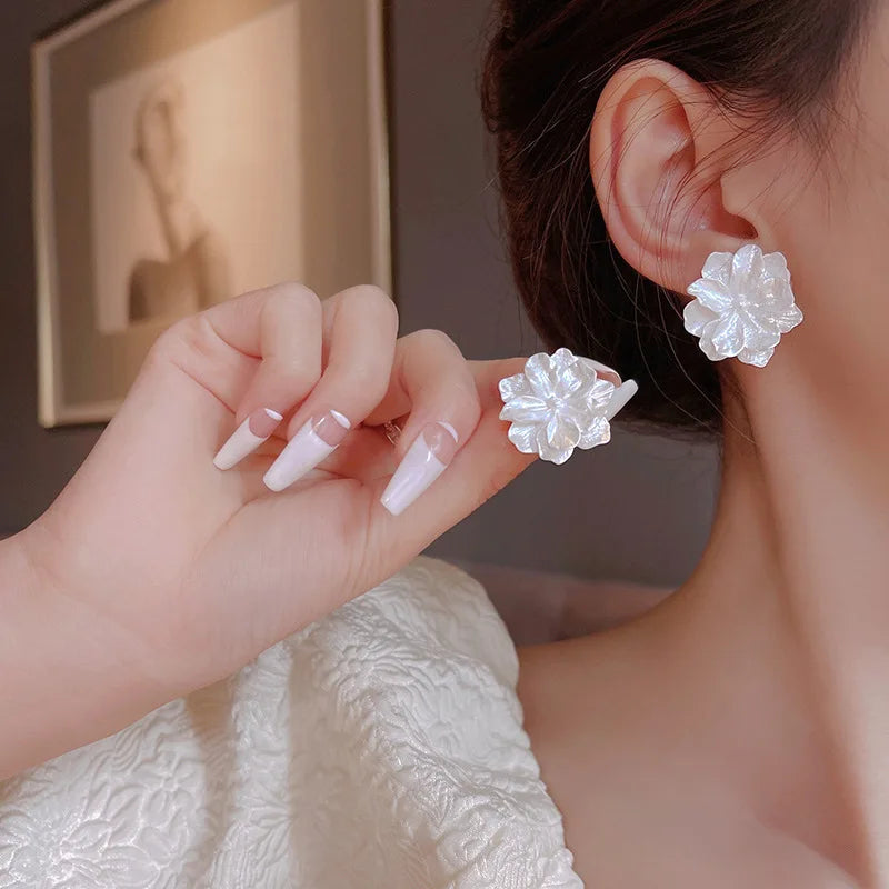 Boucles d'Oreilles Pendantes Fleur Blanche