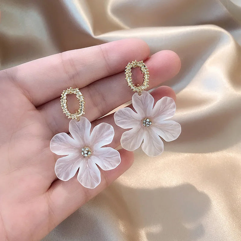 Boucles d'Oreilles Pendantes Fleur Blanche